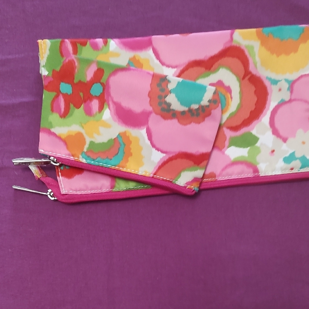 Clinique Pink and Green Floral Travel Bag - Picture 4 of 4